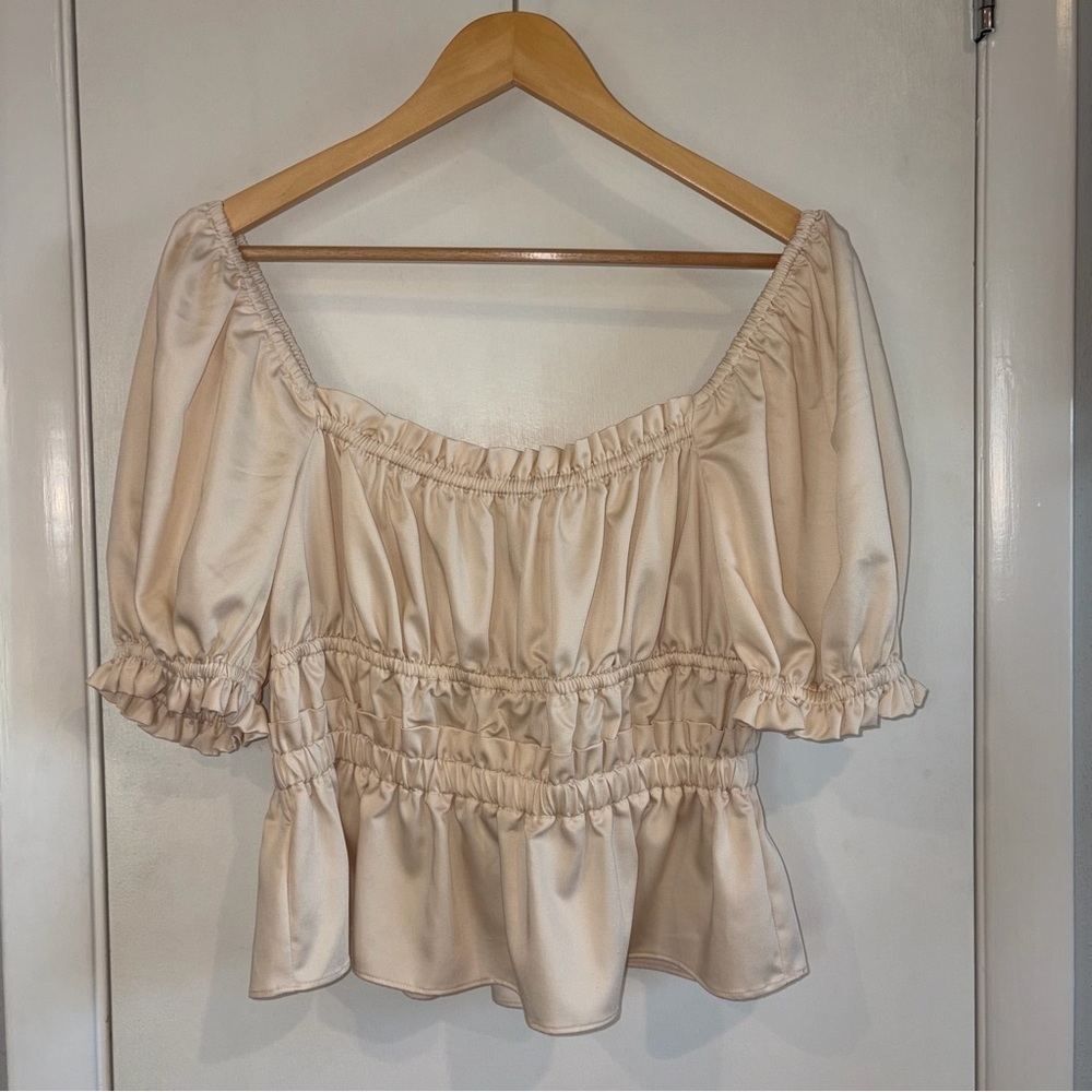Antonio Melani Angel Sateen Short Sleeve Blouse. Medium. Color: Champagne.